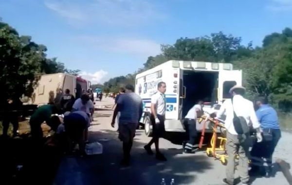 У Мексиці перекинувся автобус із туристами, загинули 12 людей. Серед поранених щонайменше сім американців і два громадянина Швеції.
