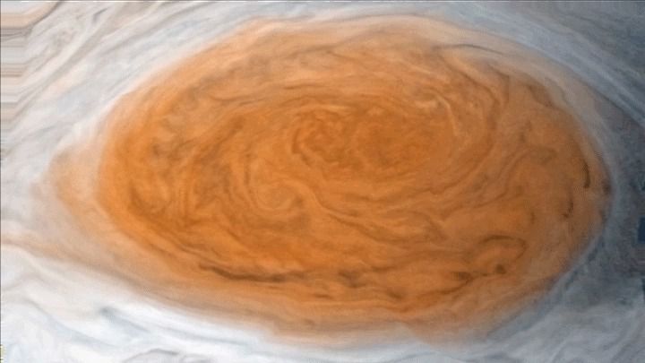 В NASA показали, що приховує червона пляма на Юпітері розміром Землю. NASA показало на відео надра Великої червоної плями Юпітера. Ролик змонтували з анімованих зображень. Також фахівці зазначили, що за допомогою космічної станції Juno (Jupiter Polar Orbiter) вони змогли визначити глибину вихору.