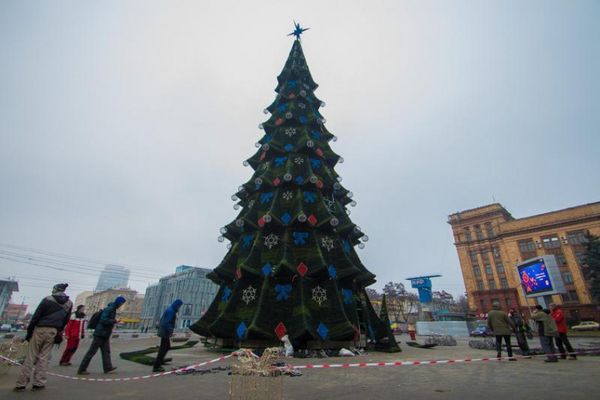 Головні новорічні ялинки в різних містах України. Яскраві фото та шокуючі ціни.
