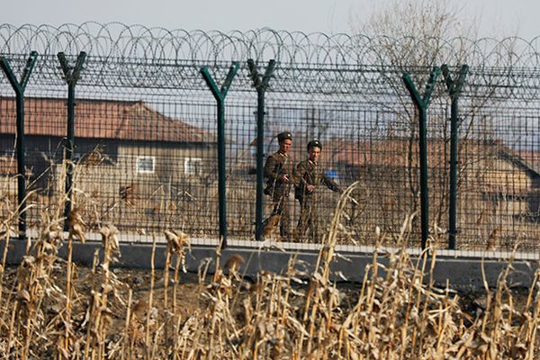  З КНДР військовослужбовець нелегально перейшов кордон, опинившись в Південній Кореї. Нинішній випадок став четвертою успішною втечею солдатів з Північної Кореї в 2017 році.