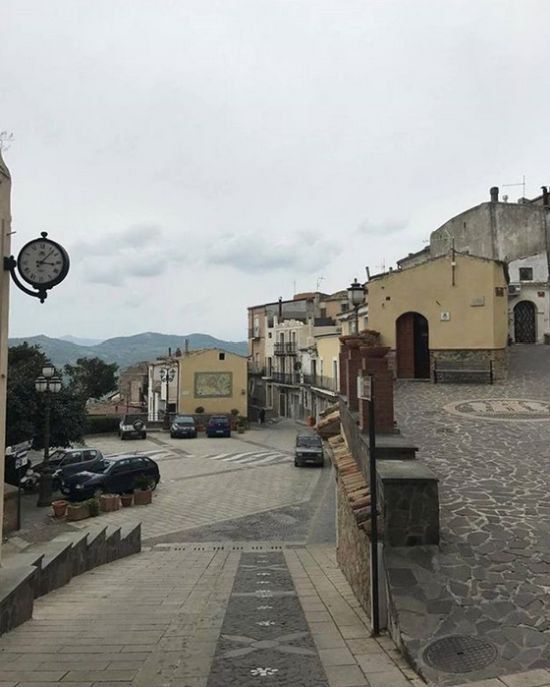 Ще в одному місті Італії почали безкоштовно роздавати старі особняки (Фото). Останнім часом чисельність населення містечка сильно скоротилася, зараз тут живе близько 3000 чоловік.