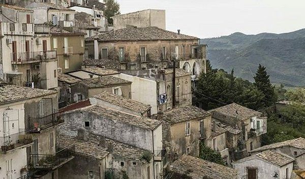 Ще в одному місті Італії почали безкоштовно роздавати старі особняки (Фото). Останнім часом чисельність населення містечка сильно скоротилася, зараз тут живе близько 3000 чоловік.