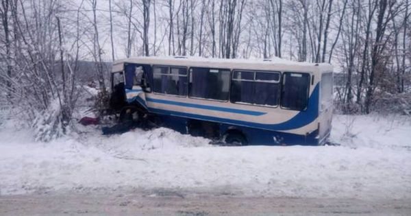 На Львівщині автобус із засудженими зіткнувся з хлібовозом. Унаслідок зіткнення у вантажівки відірвався кузов, постраждали восьмеро людей.