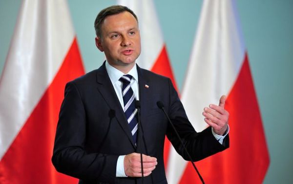 Президент Польщі  прокоментував рішення Єврокомісії щодо санкцій проти Польщі. Анджей Дуда заявив, що немає ніяких істотних підстав для обмеження повноважень представників країни в ЄС.