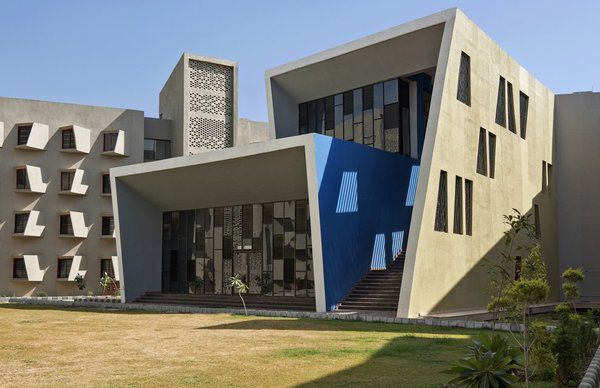 Як виглядає сучасний студентський хостел в Індії. Студенти в індійському містечку Матхура тепер живуть на території нового сучасного хостелу, який справді дивує!