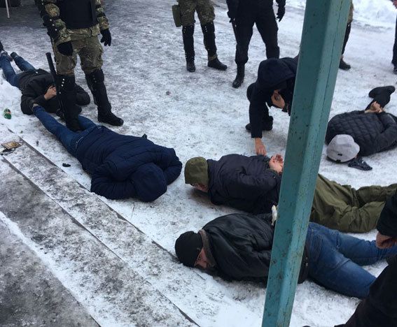 Поліція на Вінниччині затримала 20 озброєних чоловіків під час спроби рейдерського захоплення підприємства. На місці працює слідчо-оперативна група поліції. Особи затриманих встановлюються.