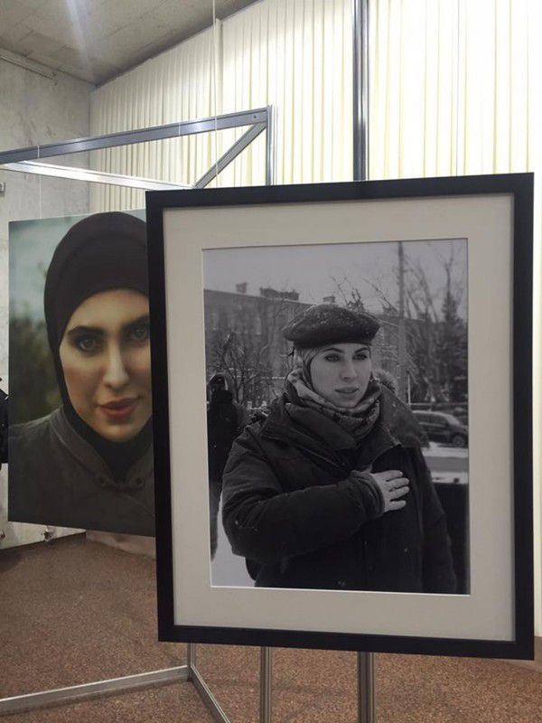 У Києві відкрили фотовиставку, присвячену Аміні Окуєвої. Фотовиставка в Українському домі працюватиме до 26 грудня.
