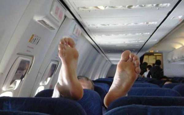 Пасажир літака отримав ножем у груди з-за смердючих шкарпеток. Скріпи у всій красі.