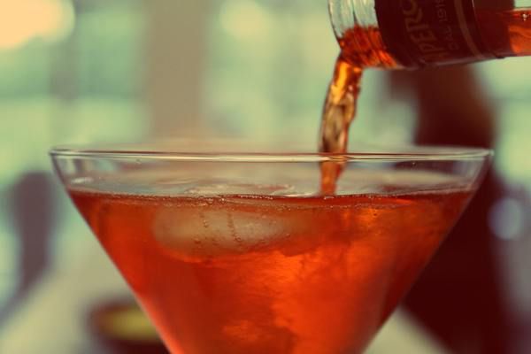 З чим не можна змішувати алкоголь: 6 небезпечних сполучень. Не змішувати.