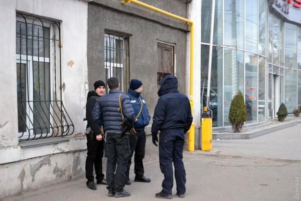 В Одесі банда захопила автосалон, сталася стрілянина. Зловмисників затримала поліція.