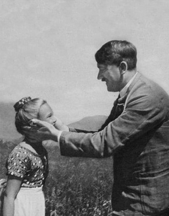 Гітлер любив тільки цю маленьку єврейську дівчинку. Бернардина Ниссау з'явилася на світ у родині відставного німецького офіцера Бернарда Нинау, який помер, коли його дружина-єврейка була на сьомому місяці вагітності.