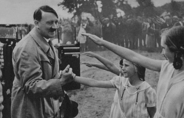 Гітлер любив тільки цю маленьку єврейську дівчинку. Бернардина Ниссау з'явилася на світ у родині відставного німецького офіцера Бернарда Нинау, який помер, коли його дружина-єврейка була на сьомому місяці вагітності.