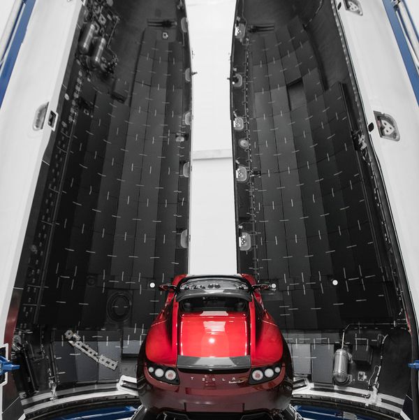 Маск показав машину, яка полетить на Марс під музику Боуї. Електромобіль Tesla Roadster буде поміщений в ракету, яка полетить на Марс, замість симулятора ваги.