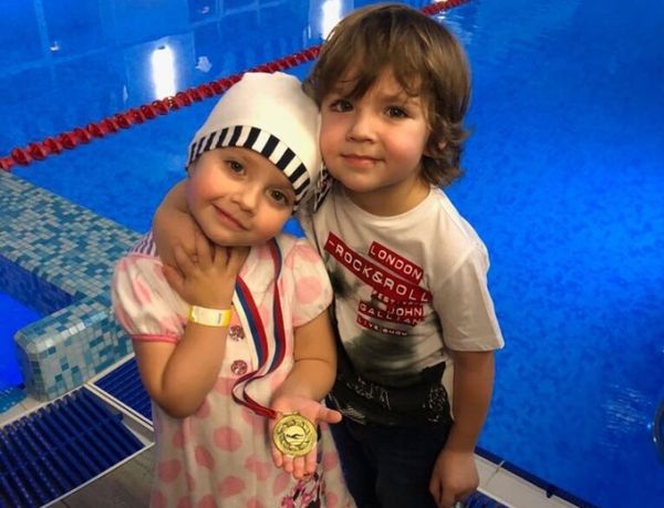 4-річна дочка Алли Пугачової і Максима Галкіна отримала першу медаль за плавання. Діти Алли Пугачової і Максима Галкіна не перестають дивувати шанувальників своїми талантами. В майбутньому двійнята можуть підкорити не тільки російську естраду, але і спортивний Олімп.