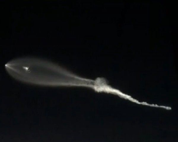 НЛО над Лос-Анджелесом виявилося ракета Falcon 9. Людей настільки вразило побачене, що вони кинулися викладати фотографії та ролики з об'єктів в інтернет