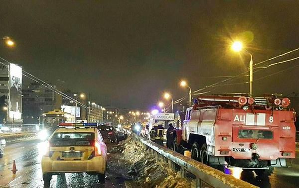 ДТП у Києві: автомобіль пролетів кілька метрів у повітрі. Одна людина загинула.