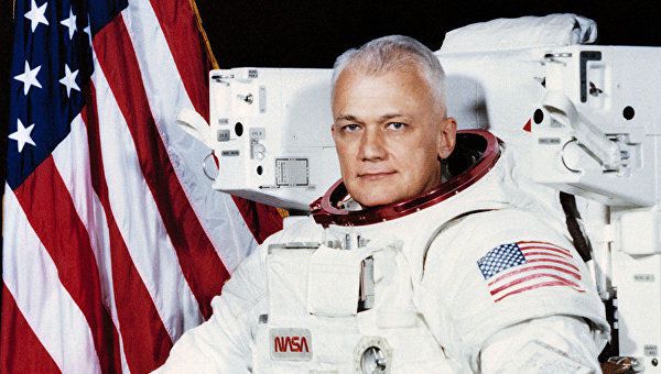 Помер астронавт, який уперше вийшов без страховки у відкритий космос. Брюс Маккендлесс відомий тим, що в 1984 році вийшов у космос на пілотованому маневрованому модулі.