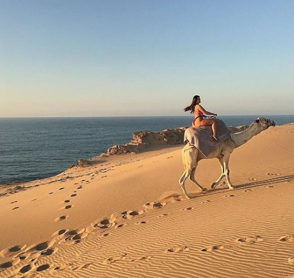 Осідлала верблюда: культова модель plus-size похизувалася формами в незвичайній фотосесії. Зйомки Грем пройшли в Марокко.