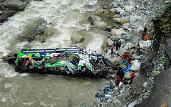 В Індії автобус упав у річку: загинули 32 людини. У результаті події ще 15 осіб отримали травми.