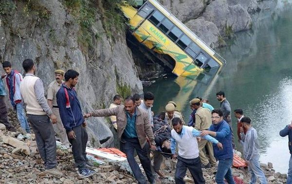 В Індії автобус упав у річку: загинули 32 людини. У результаті події ще 15 осіб отримали травми.