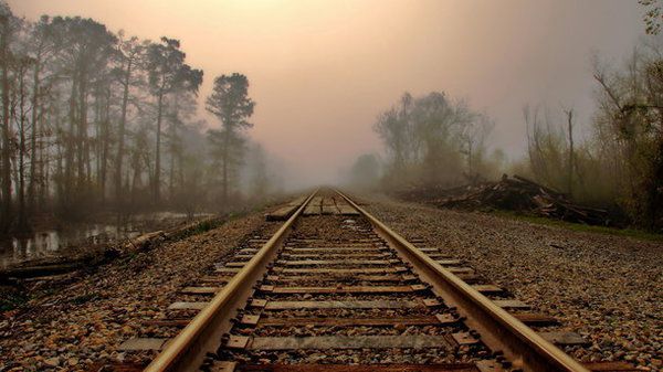 У Рівненській області трагедія на залізниці зруйнувала сім'ю. Спроба перебігти через рейки виявилася смертельною.