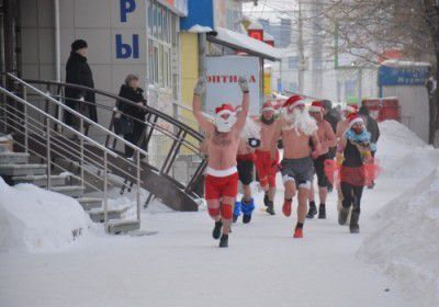 Голі Діди Морози та Снігуроньки пробігли по Новосибірську (фото). Всього в цій акції брали участь 23 людини. 
