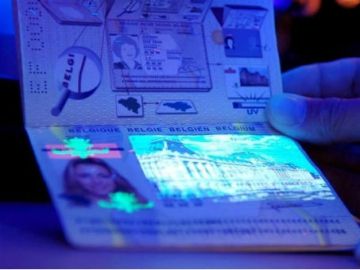 У наступному році українцям стане легше отримати біометричний паспорт. Нове обладнання для поліграфічного комбінату «Україна» надійде найближчим часом, що дасть змогу до середини січня 2018 року вдвічі збільшити обсяг друку закордонних паспортів, а навесні повністю вирішити проблему з видачею громадянам України документів для виїзду за кордон, повідомив прес-секретар держпідприємства «Документ» Володимир Поліщук.