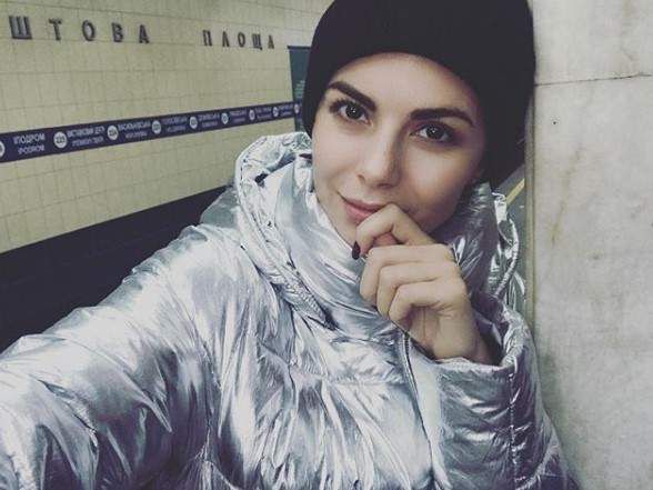 Чарівна Настя Каменських показала, в якому вигляді їздить в метро (фото). На метро в Києві зараз швидше.
