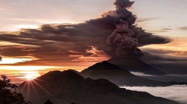На Балі відбулося виверження священного вулкану Агунг. 23 грудня після обіду відбулося виверження вулкана Агунг на Балі, яке не є небезпечним.