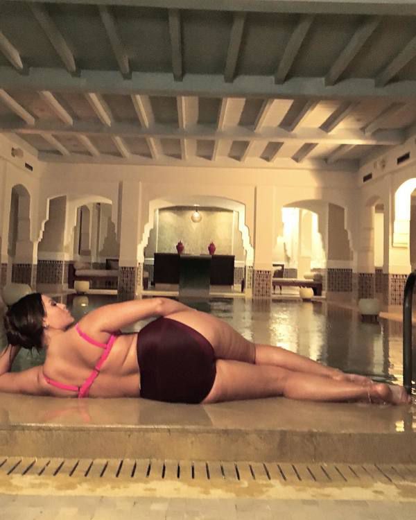 Ешлі Грем показала нові пікантні кадри із сонячного пляжу в Марокко. Популярна plus-size модель Ешлі Грем нещодавно продемонструвала свої форми у сексуальних купальниках лінійки "Swimsuits For All". На її сторінці в мережі вже з'явилися нові апетитні світлини з марокканськоого міста Агадір.