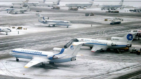 У московському аеропорту з літака випала стюардеса. Стюардеса авіакомпанії Utair під час закривання дверей літака посковзнулася і впала на перон.