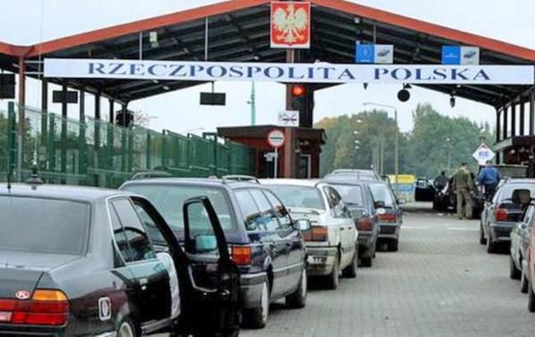 На кордоні з Польщею та Словаччиною утворилися масштабні черги. ДПСУ намагається комунікувати з прикордонниками суідніх країн для пришвидшення процесу пропуску.