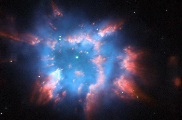 Хаббл зробив знімок космічного святкового малюнка. На знімку розташувалася планетарна туманність NGC 6326.