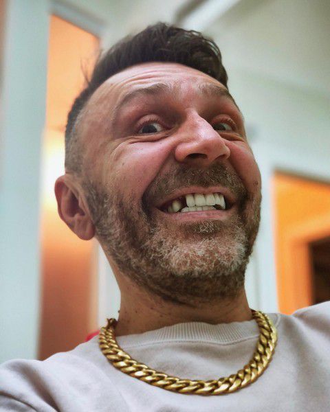 У Сергія Шнурова випали зуби, вартістю в 250 тисяч доларів.  Шанувальники помітили, що випали саме ті, які шоумен вставив за 250 тисяч доларів.