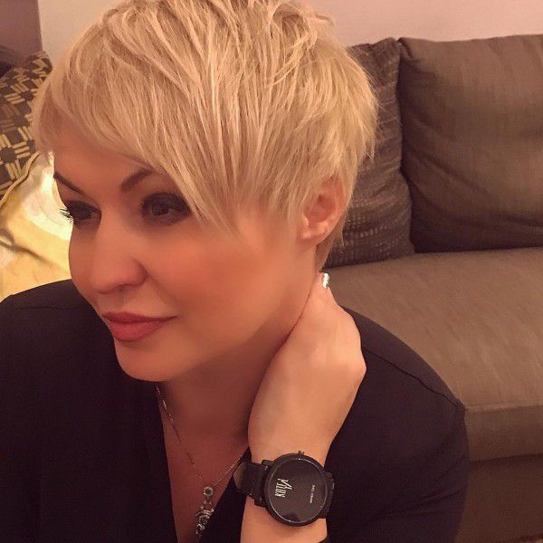 Катя Лель замовила нову пісню у Діда Мороза. Від нього вона хоче отримати хіт.