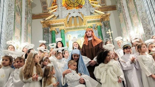 Різдво в Україні. Шведи п'ють вино, а німці стрибають зі стільців. 25 грудня Україна вперше відгуляє Різдво - в понеділок у всієї країни офіційний вихідний. І для тих, хто хоче його провести, поважаючи традиції святкування.