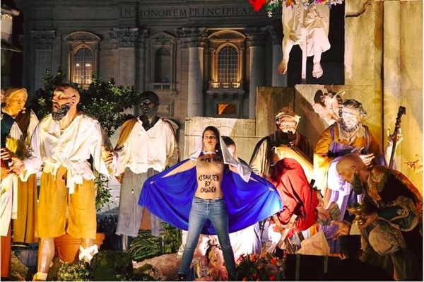 Оголені учасниці Femen «засвітили» грудьми під час різдвяної служби у Ватикані. Учасниці руху Femen оголили груди під час різдвяної меси Папи Римського у Ватикані.