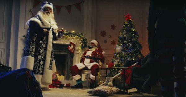 Російські хакери зламали Різдво: Дід Мороз приїхав у США і схопив Санта Клауса. Дід Мороз вимагає у хлопчика з США прочичати вірш на стільці.