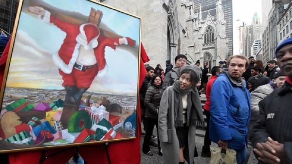 В центрі Нью-Йорка перед храмом виставили розп'ятого Санта-Клауса. У Нью-Йорку встановили незвичайну картину навпроти Собору Святого Павла з розп'яттям Санта-Клауса.