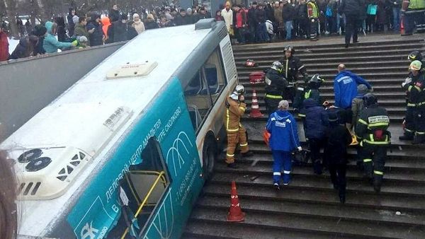 Водій автобуса збив натовп людей біля метро - вбито 5 людей, більше десяти поранені. Страшне ДТП на заході Москви.