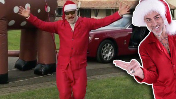 «Танцюючий мільйонер» в образі Санта Клауса «запряг» оленя в Rolls-Royce і станцював. Сам популярний блогер одягнувся в честь свята в наряд всіма улюбленого чарівника.
