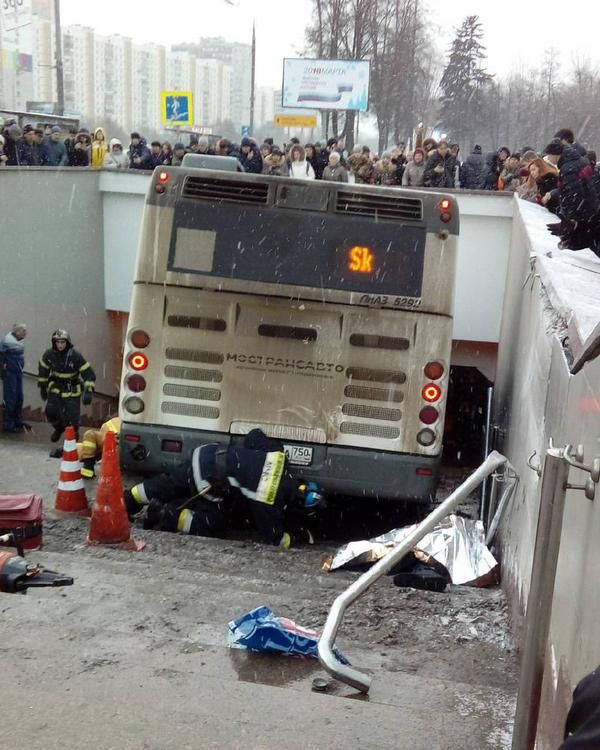 Трагедія в Москві. Водій розповів, чому автобус скотився в перехід. З'явилися подробиці аварії у Москві, коли рейсовий автобус з'їхав у підземний перехід і смерть задавив 4 людини, постраждали 15 людей.