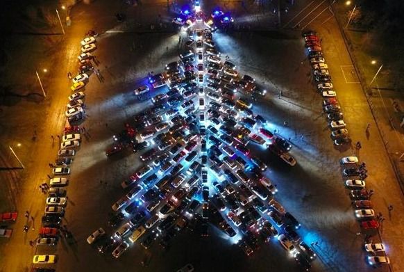 Незвичайна ялинка з автомобілів в Запоріжжі. Автомобілісти Запоріжжя організували незвичайну акцію, в рамках якої в місті з'явилося дуже незвичайна ялинка.