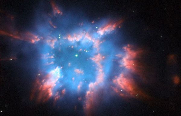 У NASA показали різдвяний настрій Всесвіту. Космічний телескоп "Хаббл" сфотографував планетарну туманність NGC 6326, яка нагадала вченим різдвяний символ.