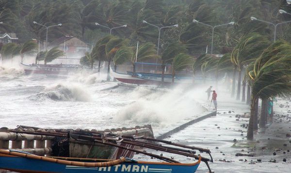 У В'єтнамі через тайфун евакуюють мільйон людей. Більше 70 тисяч людей уже вивезли з низинних регіонів.