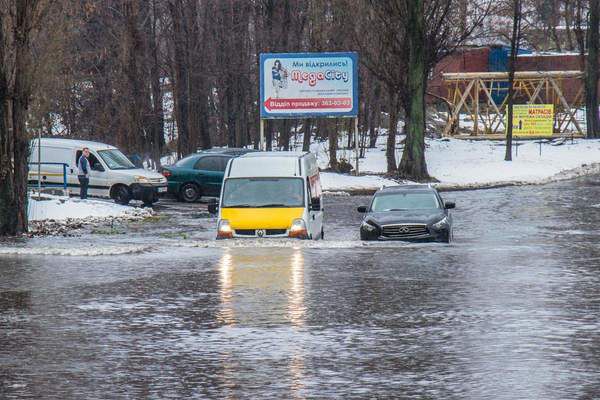 У Києві затопило вулицю. Рівень води досягає 40 см.