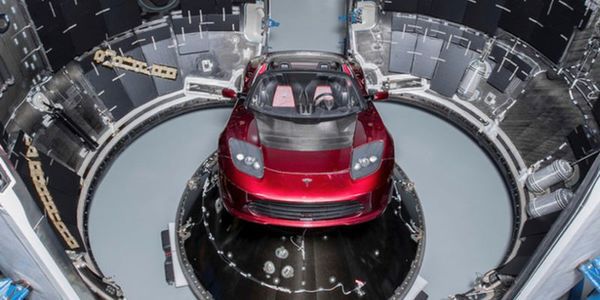 Ілон Маск показав примірник Tesla Roadster, який відправиться в космос. Перша ступінь Falcon Heavy буде складатися з трьох з'єднаних секцій, кожна з яких аналогічна першій ступені Falcon 9.