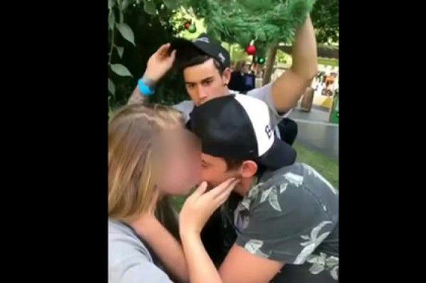 В Австралії блогери змусили публічно цілуватися перехожих. Вони використовували гілку омели для того, щоб перехожі цілувалися прямо на публіці.