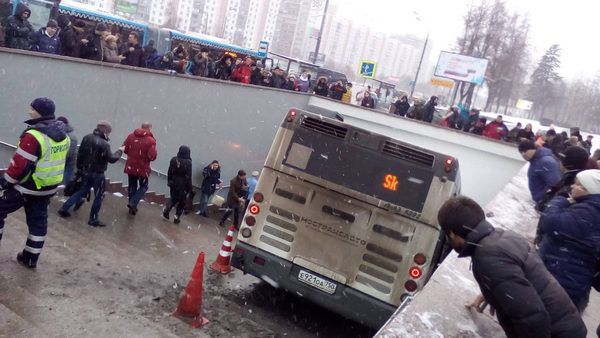Наїзд автобуса на людей в Москві: з'явилися нові подробиці. Водія автобуса, який вчинив наїзд на пішоходів у підземному переході в Москві, госпіталізували у важкому стані.