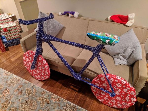 Цей подарунок дуже схожий на велосипед, але насправді під упаковкою щось зовсім інше. Дещо зовсім несподіване.